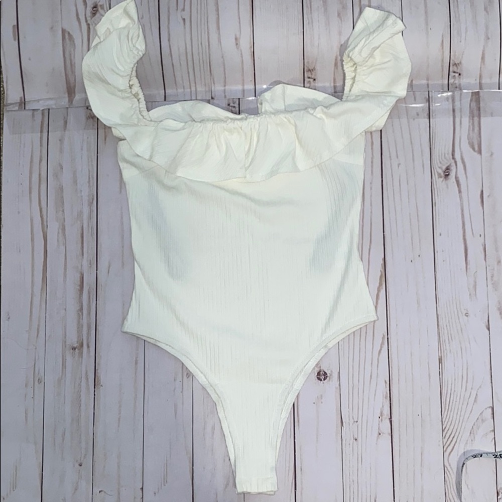 $5 LABOR DAY SALE ❤️ Forever 21 Off Shoulder Ruffled Bodysuit NWOT - Picture 2 of 5